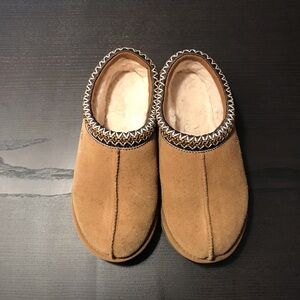 UGG Tasman Size 7